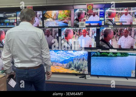 Der Kunde steht vor LED-Fernsehgeräten, Fernsehgeräten in einem Saturn-Elektronikgeschäft, OLED, Store.TV, Fernsehern Stockfoto