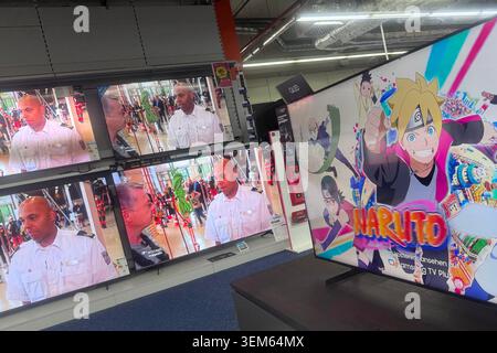 Fernseher in einem Saturn-Elektronikgeschäft, OLED, Store.TV, Fernsehen Stockfoto