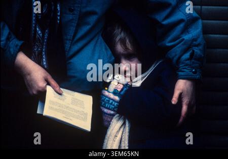 Die Trauernden auf der Straße halten das Programm zur Gedenkfeier für die Opfer des Lockerbie-Bombenanschlags am 4. Januar 1989 ab, da die Kirche voll war. Stockfoto