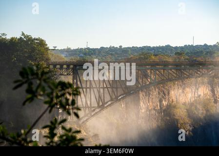 Die Victoria Falls Bridge erstreckt sich über eine nebelige Schlucht in der Nähe von Livingstone, Sambia Stockfoto