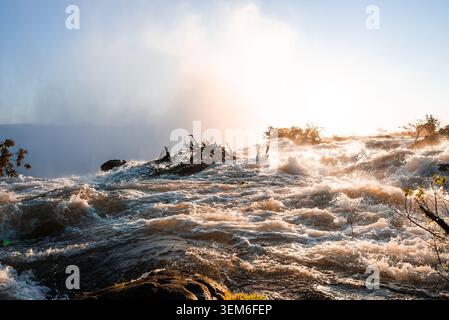 Sonnendurchflutete Stromschnellen an den Victoria Falls am Sambesi River in Sambia Stockfoto