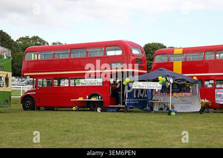 Epsom Downs, Surrey, England, Großbritannien. Juni 2026. Ladies Day Horse Racing auf Epsom Downs Surrey. Ein London Transport Routemaster Double Decker Bus, der auf Epsom Downs geparkt wurde, zu Hilfe des Bürgermeisters von Epsom und Ewell's Charity Fund Credit: Julia Gavin/Alamy Live News Stockfoto