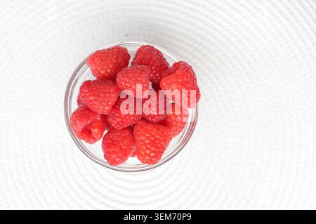Himbeeren in einer Glasschale auf weißem Hintergrund Stockfoto