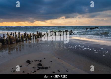 Donskoye Strand mit Wellen bei Sonnenuntergang an der Ostsee bei Sonnenuntergang. Region Kaliningrad, Russland Stockfoto