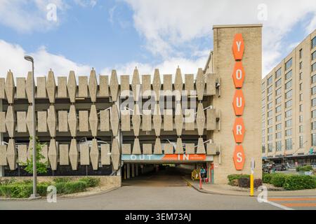 Memphis, Vereinigte Staaten, 24. MAI 2026 - Eingang zu einer modernen Parkstruktur mit einer markanten Betonfassade und vertikaler orangefarbener Beschilderung Stockfoto