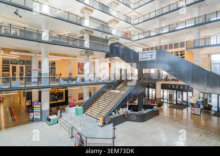 Memphis, USA, 24. MAI 2026 – Weitwinkelansicht des mehrstöckigen Innenhof des Crosstown Concourse in Memphis mit großem Met Stockfoto