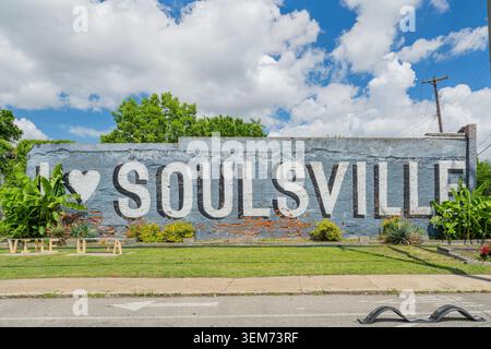 Memphis, USA, 24. MAI 2026 - Ein großes weißes Wandgemälde mit der Aufschrift I Love Soulsville, gemalt auf einer verwitterten blauen Ziegelwand mit grünen Pflanzen und einem blauen Stockfoto