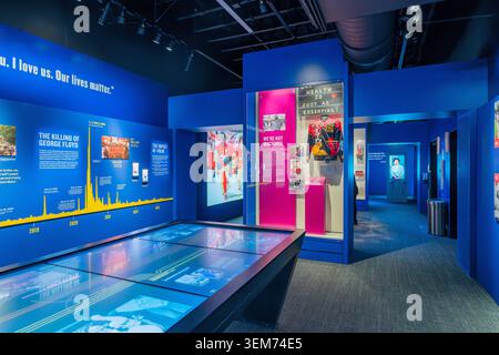 Memphis, Vereinigte Staaten, 24. MAI 2026 - Innenansicht einer zeitgenössischen Museumsgalerie mit blauen Wänden und Texttafeln, einer Vitrine aus Glas Stockfoto