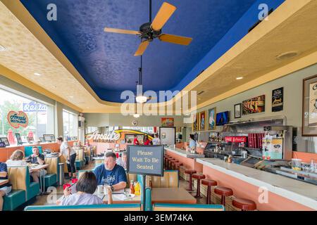 Memphis, Vereinigte Staaten, 25. MAI 2026 – Kunden speisen in Nischen und an der Theke im Arcade Restaurant in Memphis, Tennessee, das ein Stockfoto