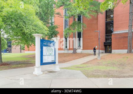 Memphis, Vereinigte Staaten, 25. MAI 2026 - Blaues Campus-Karten-Schild der University of Memphis steht auf einem Betonweg in der Nähe eines roten Backsteingebäudes und Stockfoto