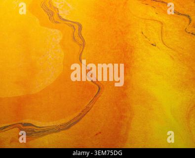 Farbenfrohe orange und gelbe Aquarellhintergründe mit organisch fließenden Linien und mehrschichtigen Farbtexturen. Helle künstlerische Komposition mit Stockfoto