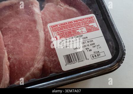 Nahaufnahme einer Packung entbeinter Schweinelendchen mit dem Verwendungsdatum 15. Juni 2026, USA Stockfoto