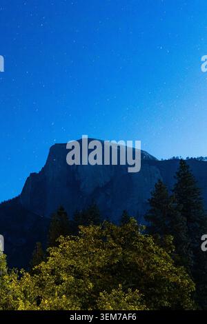 Half Dome im Yosemite National Park bei Nacht, beleuchtet von Mondlicht, aus dem Yosemite Valley, Kalifornien Stockfoto