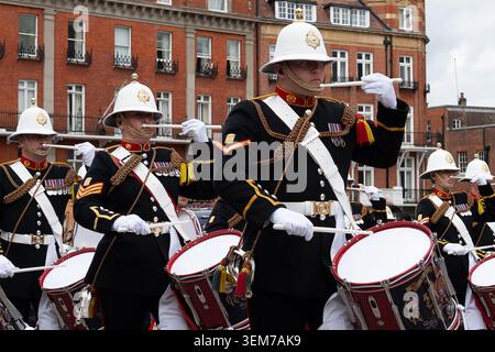 Windsor, Berkshire, Großbritannien. Juni 2026. Die Band der Royal Marines führte Hunderte von Royal Marines, als sie nach Windsor Castle in Berkshire marschierten, wo seine Majestät der König den Royal Marines neue Farben präsentierte. Das letzte Mal, dass die Royal Marines 2001 neue Farben erhielten. Quelle: Maureen McLean/Alamy Live News Stockfoto