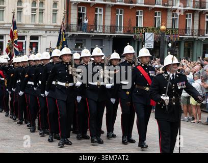 Windsor, Berkshire, Großbritannien. Juni 2026. Besucher und Touristen säumten heute die Straßen der königlichen Stadt Windsor in Berkshire, um zu sehen, wie die königlichen Marines nach Windsor Castle marschieren, wo seine Majestät der König den königlichen Marines neue Farben präsentierte. Das letzte Mal, dass die Royal Marines 2001 neue Farben erhielten. Quelle: Maureen McLean/Alamy Live News Stockfoto