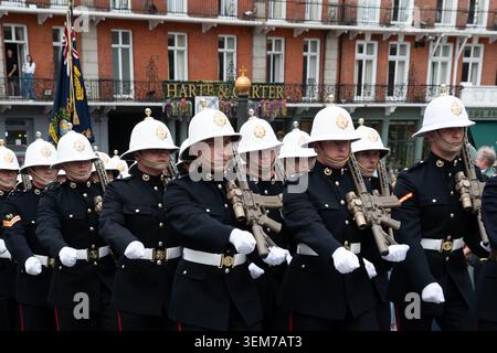 Windsor, Berkshire, Großbritannien. Juni 2026. Besucher und Touristen säumten heute die Straßen der königlichen Stadt Windsor in Berkshire, um zu sehen, wie die königlichen Marines nach Windsor Castle marschieren, wo seine Majestät der König den königlichen Marines neue Farben präsentierte. Das letzte Mal, dass die Royal Marines 2001 neue Farben erhielten. Quelle: Maureen McLean/Alamy Live News Stockfoto