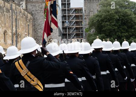 Windsor, Berkshire, Großbritannien. Juni 2026. Besucher und Touristen säumten heute die Straßen der königlichen Stadt Windsor in Berkshire, um zu sehen, wie die königlichen Marines nach Windsor Castle marschieren, wo seine Majestät der König den königlichen Marines neue Farben präsentierte. Das letzte Mal, dass die Royal Marines 2001 neue Farben erhielten. Quelle: Maureen McLean/Alamy Live News Stockfoto