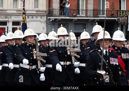 Windsor, Berkshire, Großbritannien. Juni 2026. Besucher und Touristen säumten heute die Straßen der königlichen Stadt Windsor in Berkshire, um zu sehen, wie die königlichen Marines nach Windsor Castle marschieren, wo seine Majestät der König den königlichen Marines neue Farben präsentierte. Das letzte Mal, dass die Royal Marines 2001 neue Farben erhielten. Quelle: Maureen McLean/Alamy Live News Stockfoto