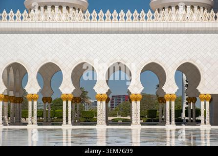 Ein detaillierter Blick auf weiße Arkadenbögen, Innenhof der Scheich-Zayed-Moschee, Abu Dhabi, VAE Stockfoto