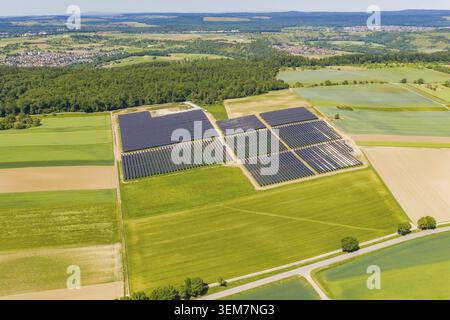 Umfangreiche Solarpanelsysteme inmitten einer vielfältigen Landschaft, Agri PV, Deutschland Stockfoto