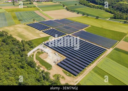 Weitläufiger Solarpark mit umliegenden Feldern in dominanter Natur, Agri PV, Deutschland Stockfoto