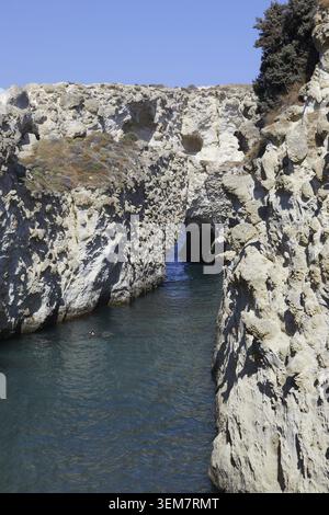 Die Höhle am Strand von Papafragas, Milos, Griechenland Stockfoto