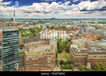 Hamburg - Juli 2019, Deutschland: Luftpanorama einer modernen deutschen Stadt. Stadtbild der Hamburger Innenstadt Stockfoto