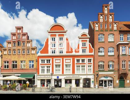 Lüneburg - Juli 2018, Deutschland: eine Straße mit Häusern, die im traditionellen deutschen Stil. Farbige Gebäude im alten europäischen Stadt. Brick Gothi Stockfoto