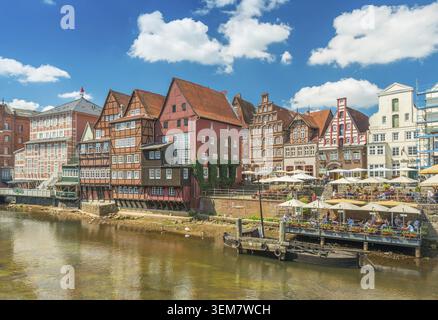 Lüneburg - Juli 2018, Deutschland: Blick auf den Bahndamm mit alten historischen Häusern im traditionellen deutschen Stil. Farbige Wohngebiet buildin Stockfoto