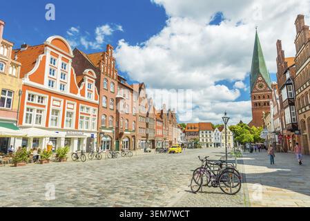Lüneburg (Lüneburg) - Juli 2018, Niedersachsen, Deutschland: Blick auf das Stadtzentrum mit historischer Architektur. Eine der beliebtesten Städte im Norden Stockfoto
