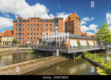 Lüneburg - Juli 2018, Niedersachsen, Deutschland: historische Gebäude und moderne Restaurant bauen auf dem Wasser Stockfoto