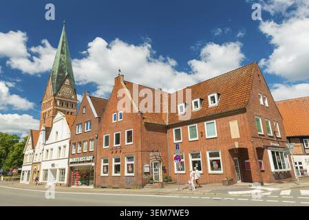 Lüneburg - Juli 2018, Deutschland: alte Häuser aus rotem Backstein. Typisch deutsche Architektur. St. John's Church im Hintergrund. Die Menschen sind zu Fuß alo Stockfoto