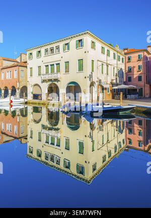 Chioggia - September 2016, Italien: Alte Gebäude im traditionellen venezianischen Stil in Wasser Stockfoto