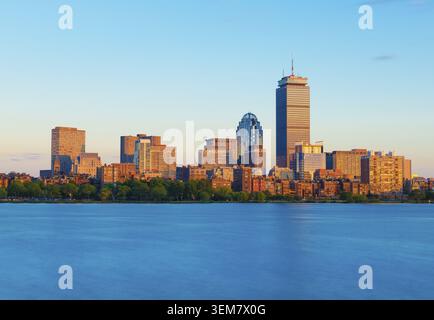 Boston, MA - Juni 2016, USA: Blick aus Cambridge bei Boston Downtown bei Sonnenuntergang Stockfoto