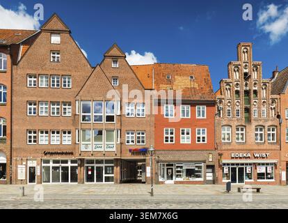 Lüneburg - Juli 2018, Deutschland: Fassaden der Häuser in verschiedenen architektonischen Stilen. Einer der zentralen Straßen der Stadt Stockfoto