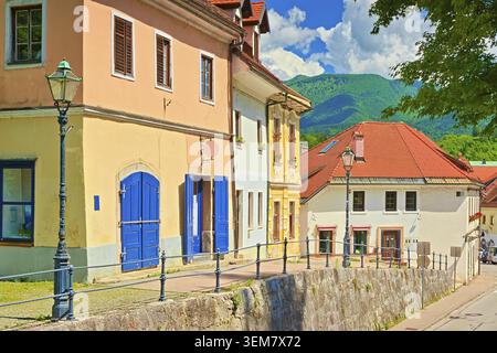 Eine Straße mit alten bunten Häusern in der kleinen europäischen historischen Stadt Kamnik, Slowenien Stockfoto