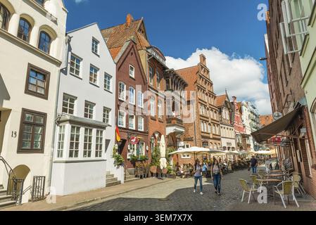 Lüneburg (Lüneburg) - Juli 2018, Deutschland: Alte historische Häuser in einer der Straßen der berühmten deutschen Stadt. Traditioneller Architekturstil, Bric Stockfoto