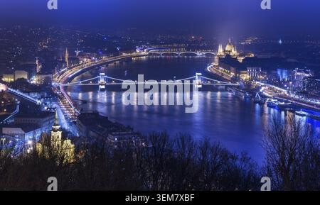 Nacht Antenne Panorama von Budapest, beliebtes Reiseziel in Europa, Ungarn Stockfoto