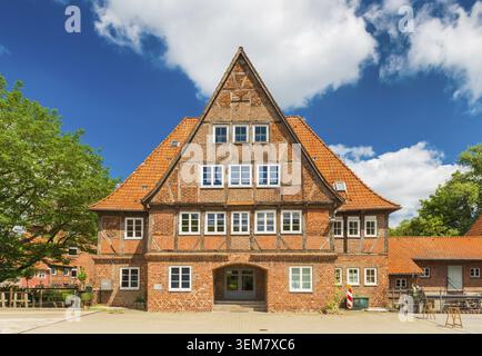 Lüneburg - Juli 2018, Deutschland: Old Brick Fachwerkhaus im traditionellen deutschen Stil. Fassade eines historischen Gebäudes in einem kleinen Stockfoto