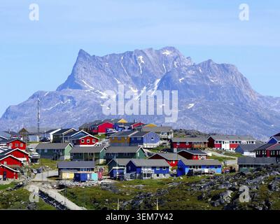 Grönländische Sommerlandschaft mit bunten traditionellen Häusern vor der Kulisse der felsigen Berge am Rande der Welt in Nuuk, der Hauptstadt Stockfoto