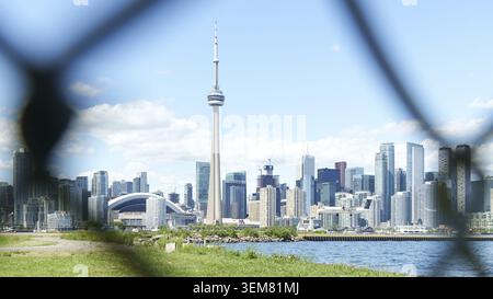Panoramablick auf die Skyline von Toronto und den Ontario-See an einem sonnigen Tag, Toronto, Ontario, Kanada Stockfoto