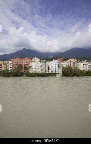 Bunte Häuser am Inn-Ufer, Innsbruck, Österreich Stockfoto