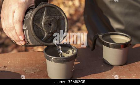 Kaffeezubereitung mit kochendem Wasser im herbstlichen Waldwald, während Sie in einem sofort kochenden Jetboil und einem kleinen Tank campen. Ottawa ON Canada - 07.27.202 Stockfoto