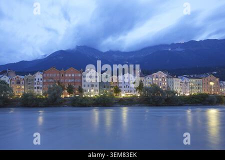 Bunte Häuser am Inn-Ufer, Innsbruck, Österreich Stockfoto