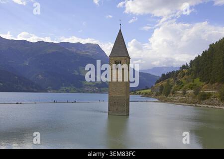 Glockenturm unter dem Reschensee, Curon Vinschgau, Bozen, Italien Stockfoto