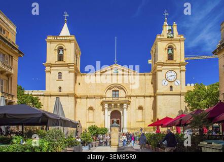 Valletta, Malta - 2. April 2025: Blick auf die St. John's Co-Cathedral, die dem Heiligen Johannes dem Täufer gewidmet ist, berühmtes Wahrzeichen in der Hauptstadt von Malta Stockfoto