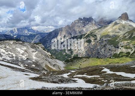 Atemberaubende Berglandschaft mit bunten Bergen und Resten von Schnee im Nationalpark Tre Cime di Lavaredo an einem bewölkten Tag im Frühsommer Stockfoto