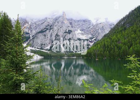 Malerische Landschaft mit Reflexen der schneebedeckten Berge im Pragser See, dem berühmtesten See in den Dolomiten Südtirols, Italien Stockfoto