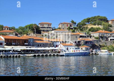 Molyvos Harbor bietet ein malerisches Küstendorf mit traditionellen Steinhäusern mit Terrakottadächern. Die Gebäude kaskadieren die Hügel hinunter Stockfoto
