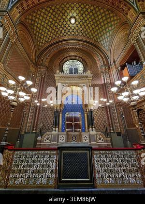 Das luxuriöse Innere der Synagoge im jüdischen Viertel Josefow mit nicht nur jüdischen, sondern auch maurischen und muslimischen Motiven mit geometrischen und p Stockfoto